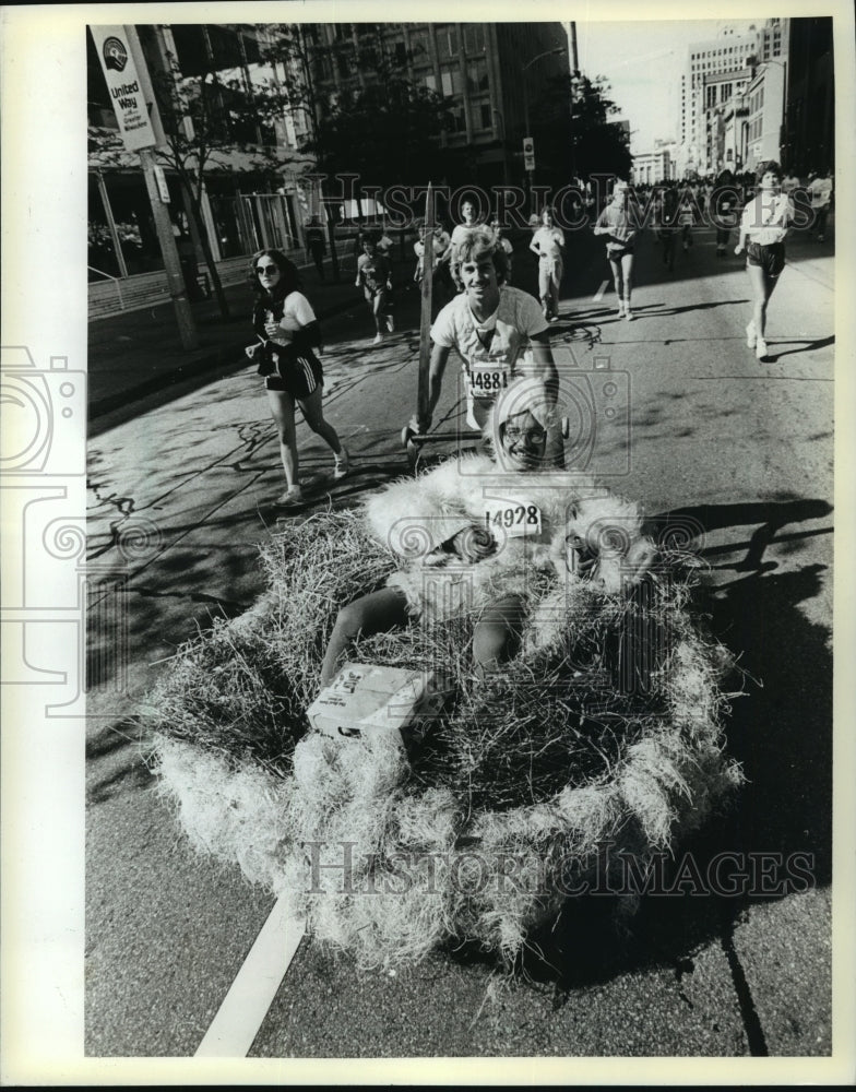 1983 Press Photo An Al Mc Guire Race participant in a baby bird in nest costume - Historic Images