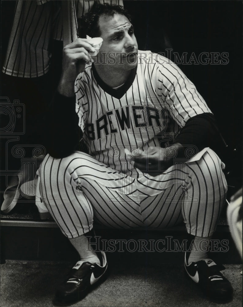 1981 Press Photo Milwaukee Brewers baseball player Sal Bando eats potato chips - Historic Images