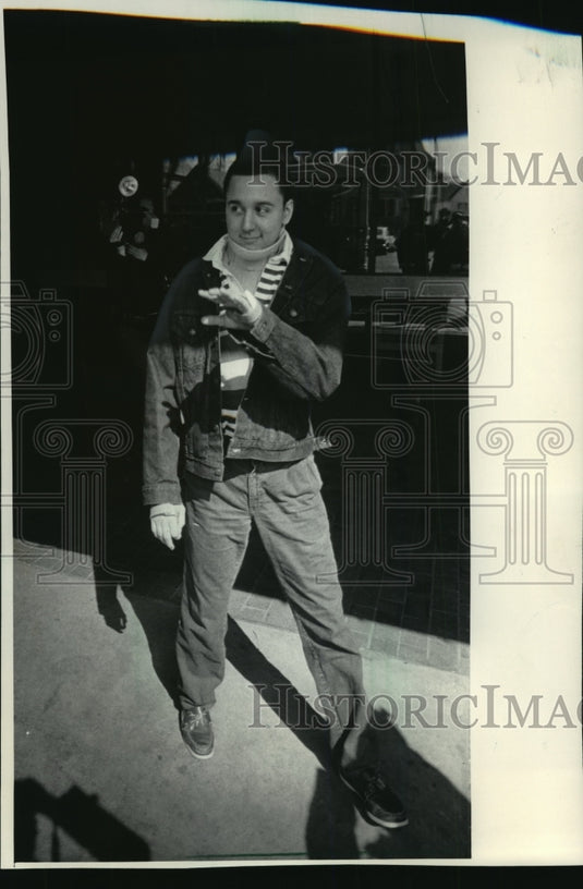 1984 Press Photo Marquette Cheerleader Joe de Guzman Walks Out Of Rehabilitation - Historic Images