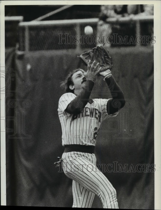 1982 Milwaukee Brewers Baseball Player Charlie Moore With Nice Catch - Historic Images