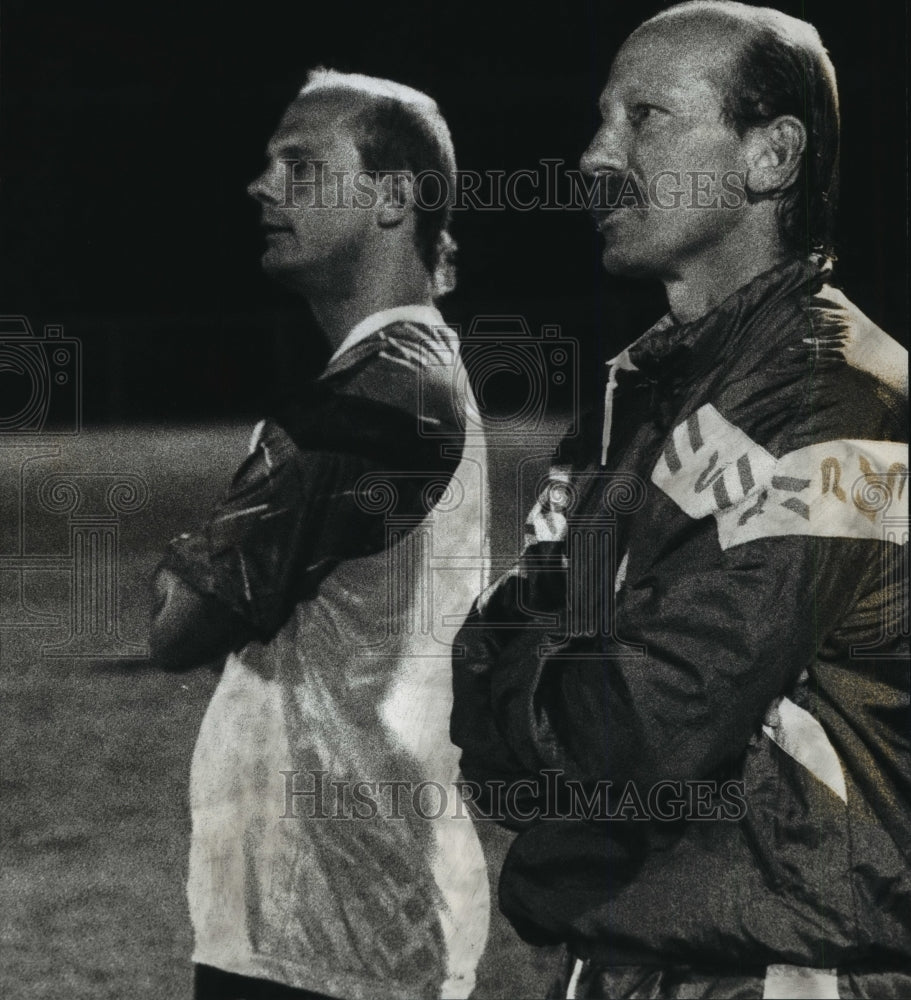 1993 Press Photo The Wave&#39;s Keith Tozer (R) and Ambush&#39;s Daryl Doran watch game. - Historic Images