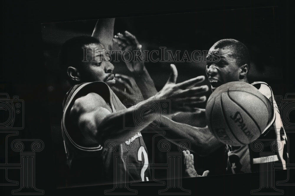 1989 Press Photo Basketball Players Hornet&#39;s Earl Cureton And Bucks&#39; Mark Davis- Historic Images