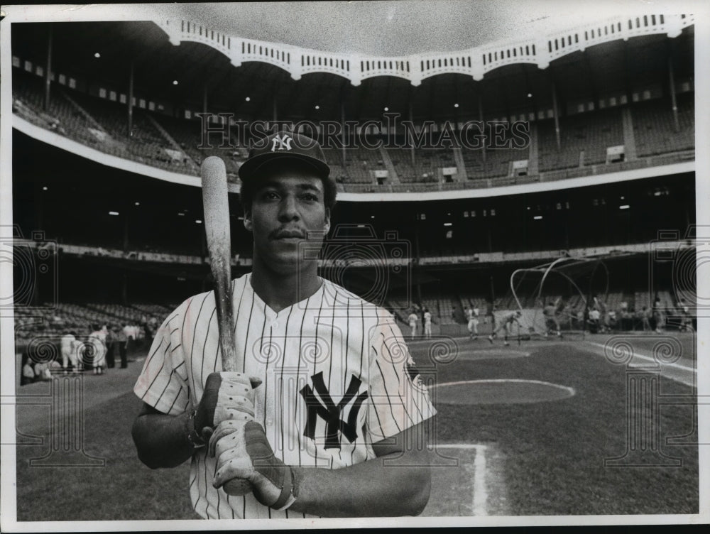 1973 Press Photo Puerto Rican Yankee-Otto Velez holding his bat in the Stadium.- Historic Images