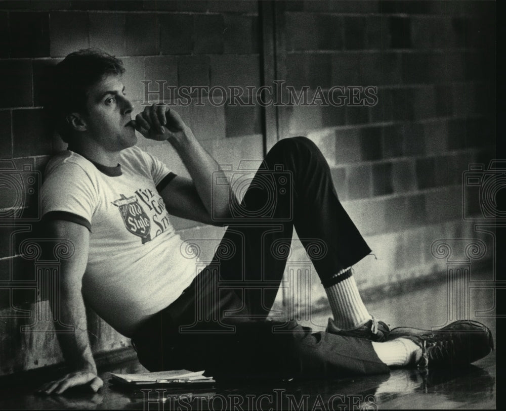 1983 Press Photo Injured, Milwaukee Bucks player Dave Cowens watches practice.- Historic Images