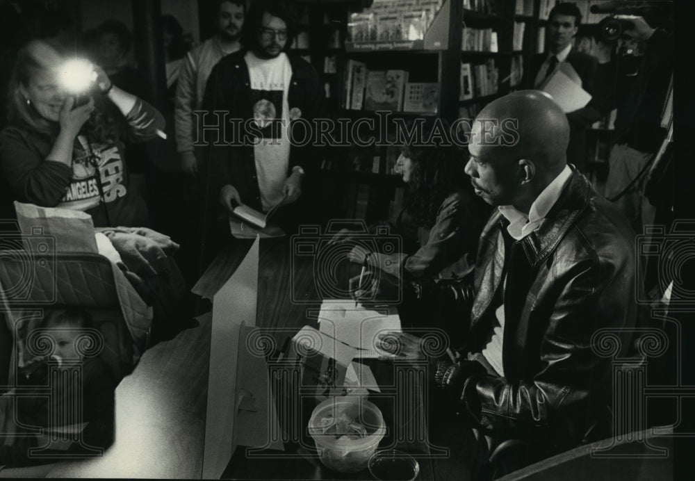1990 Press Photo Karen Richie takes photo of Kareem Abdul-Jabbar at book signing - Historic Images