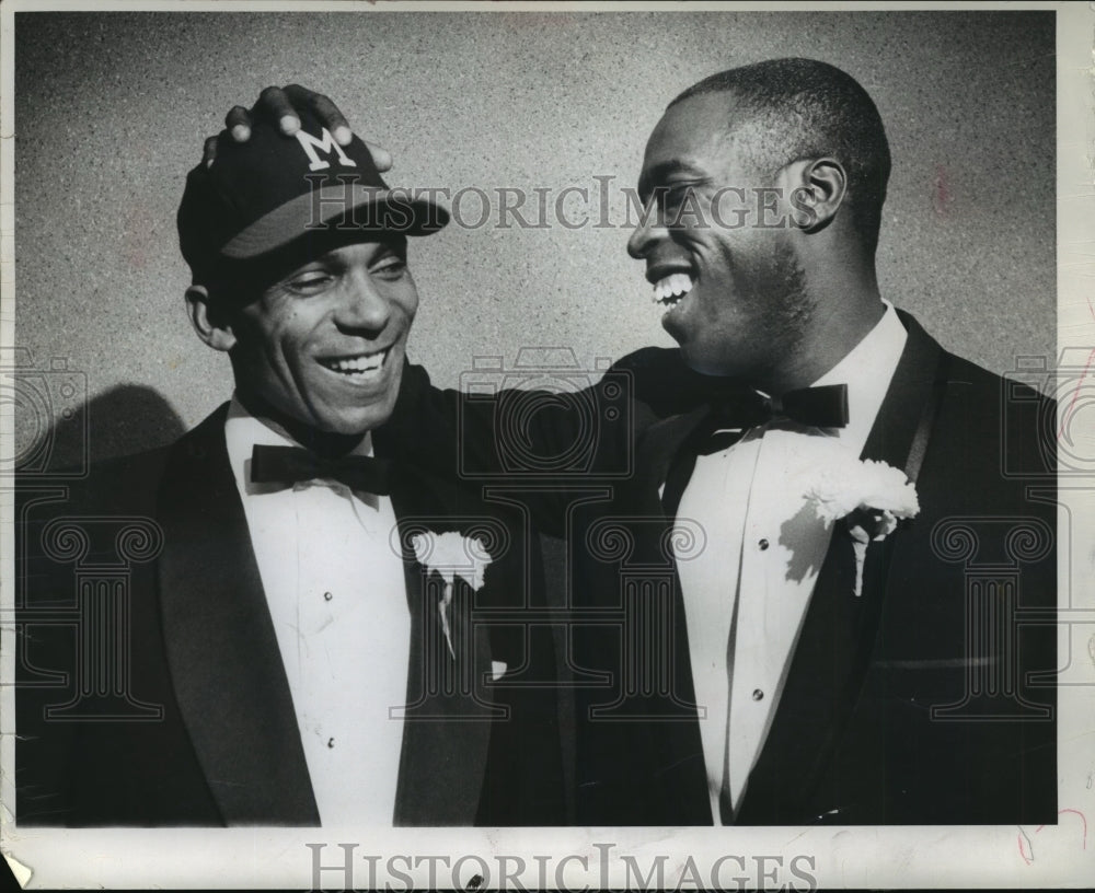 1963 Press Photo Former Brave Billy Bruton (L), and Braves' outfielder Les May.- Historic Images