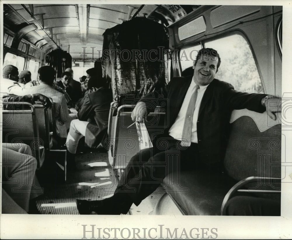 1971 Press Photo Place kicker Lou Michaels enjoys ride to Cincinnati airport. - Historic Images