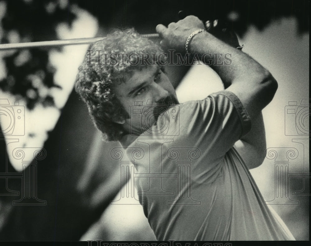 1983 Press Photo Brewer pitcher Pete Vuckovich playing golf in Lombardi Classic - Historic Images