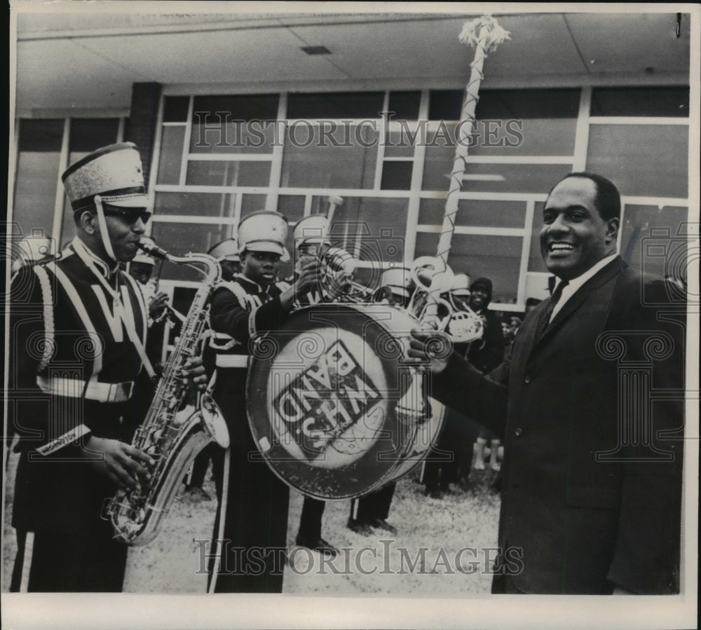 1967 Packers football's Willie Davis leads his old high school band - Historic Images