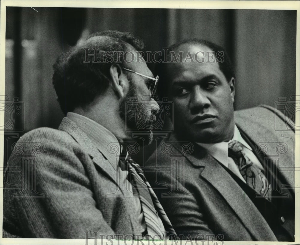 1981 Press Photo Ron Kramer (left) and Willie Davis in Milwaukee Circuit Court. - Historic Images