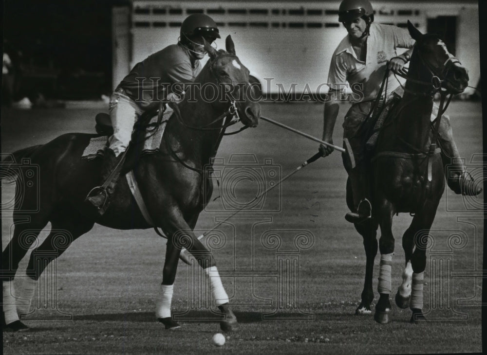 1990 Press Photo Two Polo players jockey for position, Uihlein Field, Milwaukee.- Historic Images
