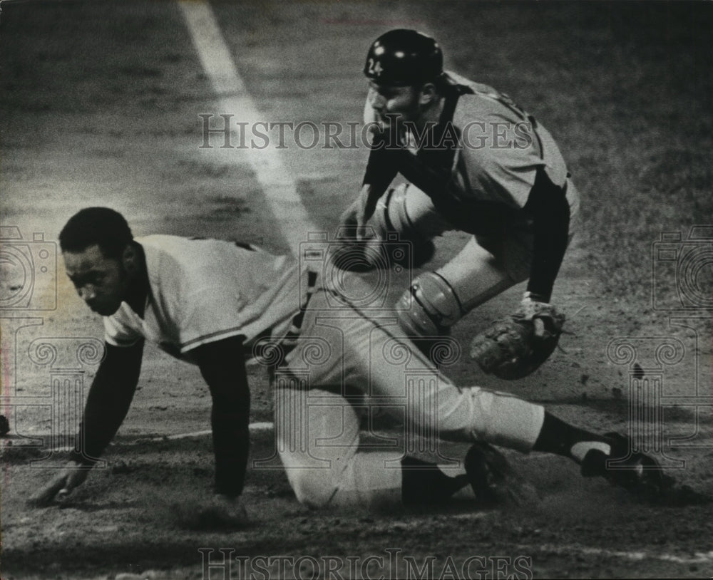 1971 Press Photo Duane Josephson&#39;s tag too late as Brewer Davey May barrels home- Historic Images