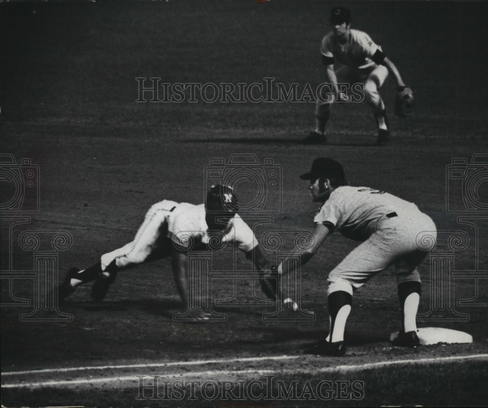 1970 Press Photo Baseball With Tommy Harper Of Brewers And Duke Sims Of Indians- Historic Images