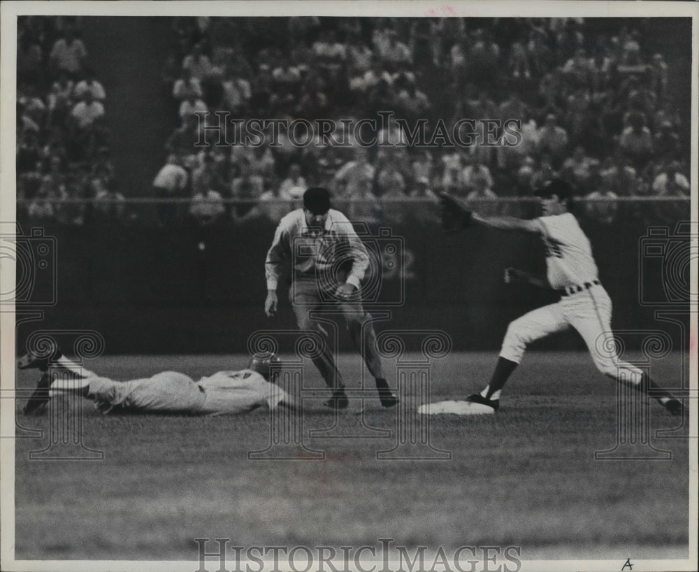 1970 Press Photo Senators' Aurelio Rodriguez And Brewers' Ted Kubiak In Baseball - Historic Images