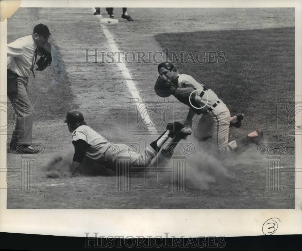 1970 Press Photo Cleveland's Ray Fosseas safe after ball dropped by Brewers Roof - Historic Images