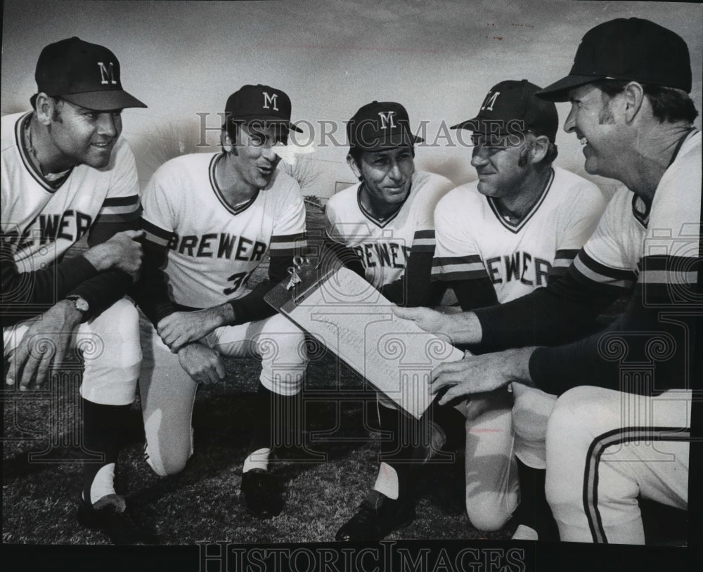 1973 Press Photo Brewers manager Del Crandall and coaches at Spring Training.- Historic Images