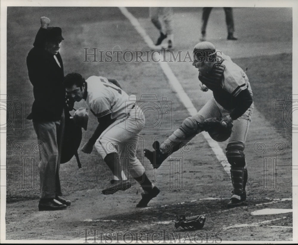 1970 Press Photo Brewers Danny Walton is tagged out by Chicago catcher Herrmann. - Historic Images