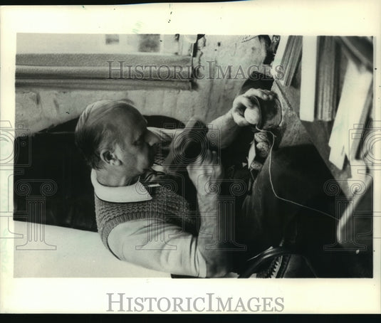 1987 Craftsman Bertram Hunt Hammers The Quilt Of The Cricket Ball - Historic Images