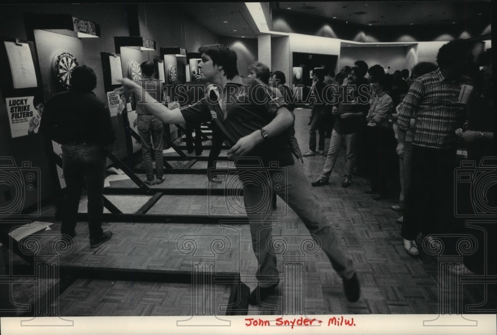 1983 Press Photo John Snyder Plays Darts, Milwaukee, Wisconsin - mjt05512- Historic Images