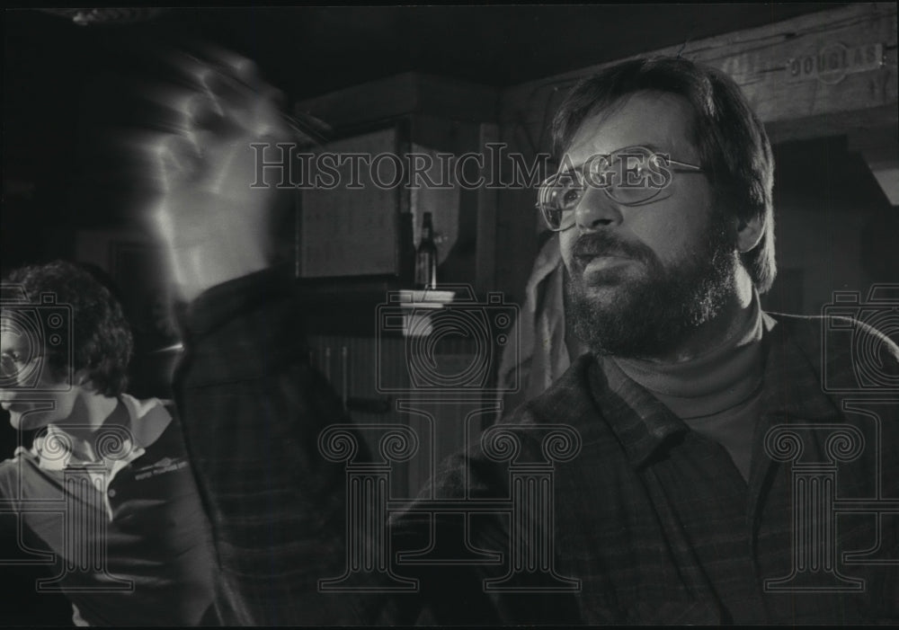 1983 Press Photo Tim Hetrick Plays Darts, Milwaukee, Wisconsin - mjt05515- Historic Images