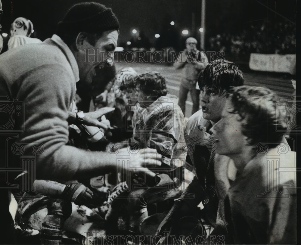 1982 Press Photo Grafton High School - Coach Kip Cramer and Football Players - Historic Images