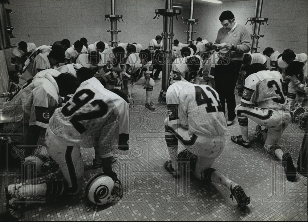 1982 Press Photo Grafton High School - Team Prays with Coach Kip Cramer - Historic Images