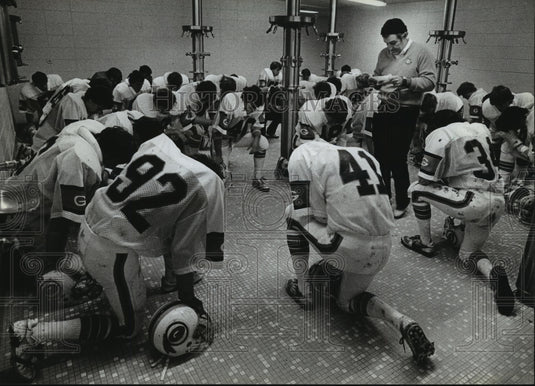 1982 Press Photo Grafton High School - Team Prays with Coach Kip Cramer - Historic Images