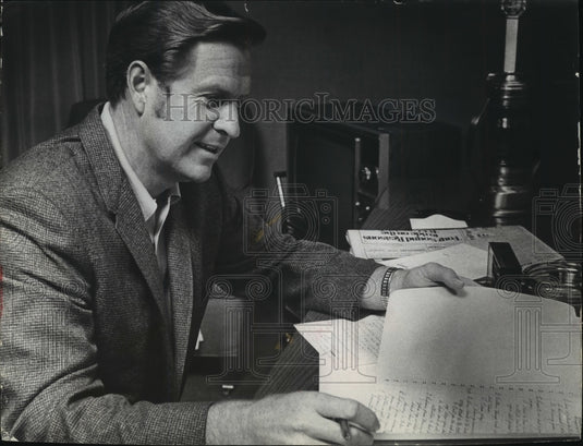 1972 Press Photo Brewers new manager Del Crandall studies personnel reports. - Historic Images