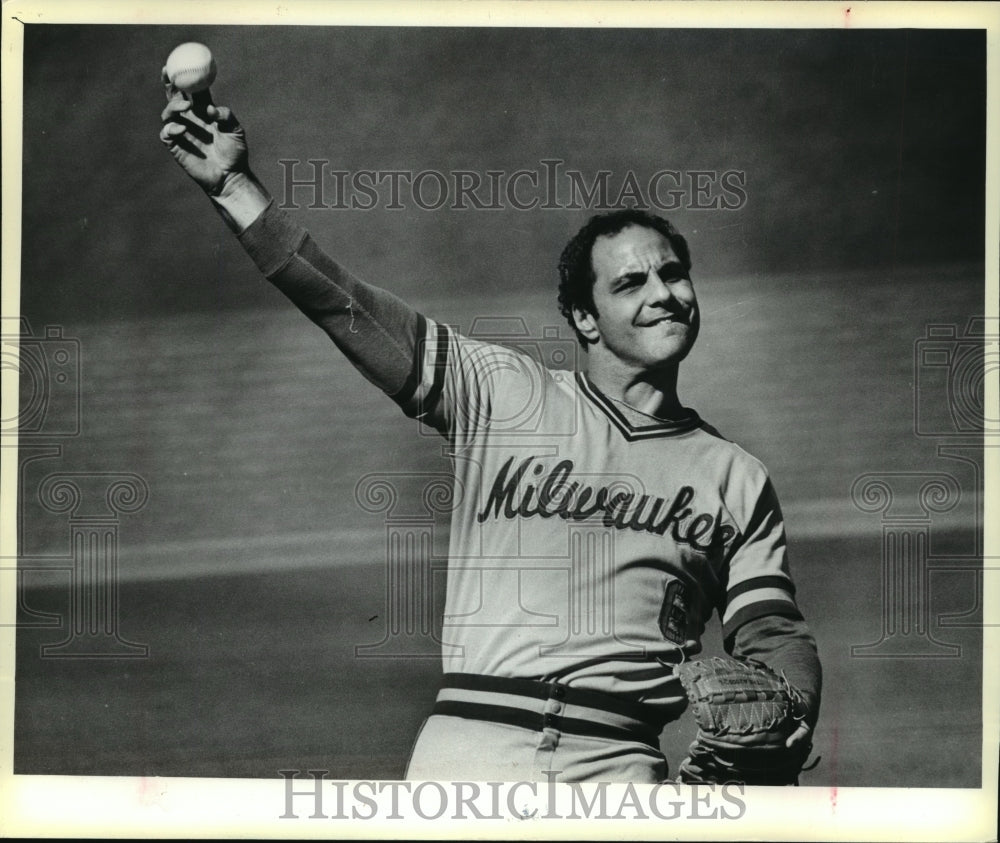 1980 Press Photo Milwaukee&#39;s Sal Bando warmed up by throwing the ball.- Historic Images