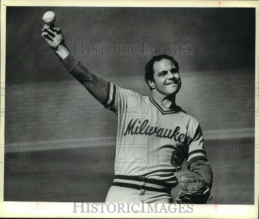 1980 Press Photo Milwaukee's Sal Bando warmed up by throwing the ball.- Historic Images