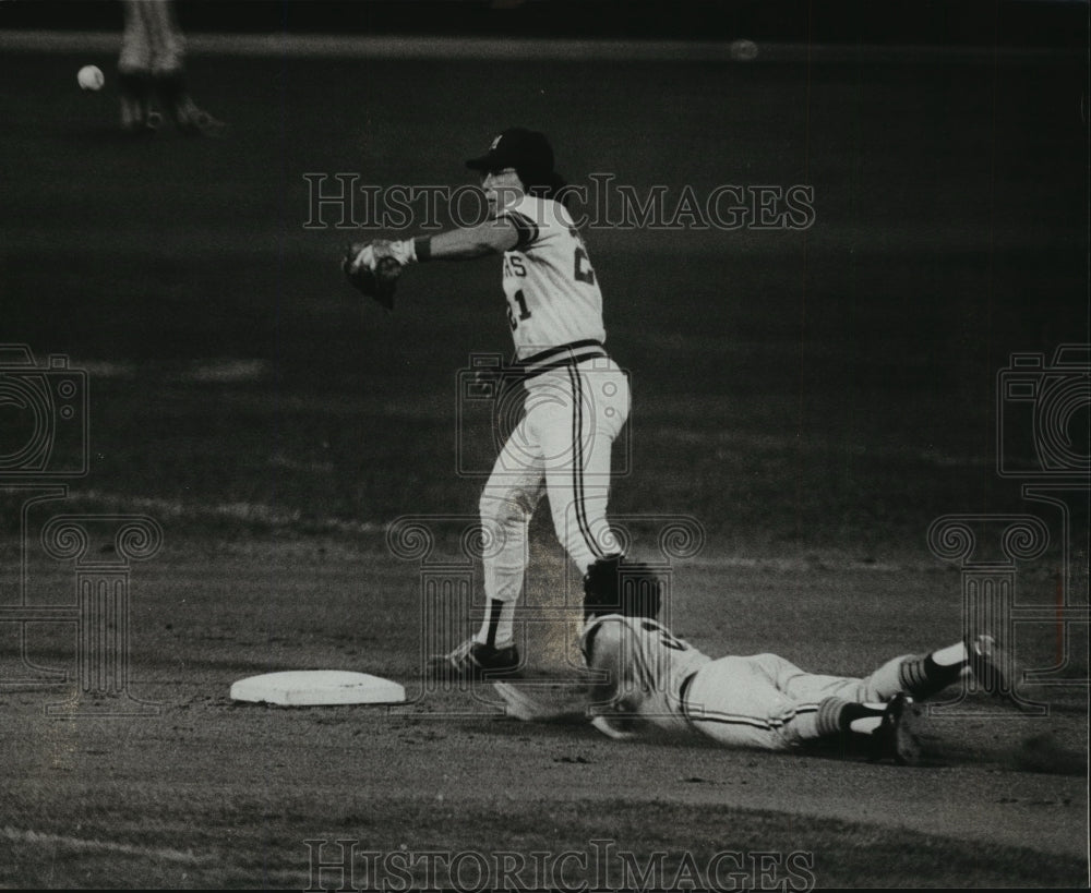 1977 Press Photo Milwaukee Brewers - Lenn Sakata, Second Baseman, and Steve Kemp - Historic Images