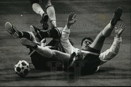 1994 Press Photo Milwaukee Wave - Chad Ashton and Detroit Rockers Player, Soccer - Historic Images