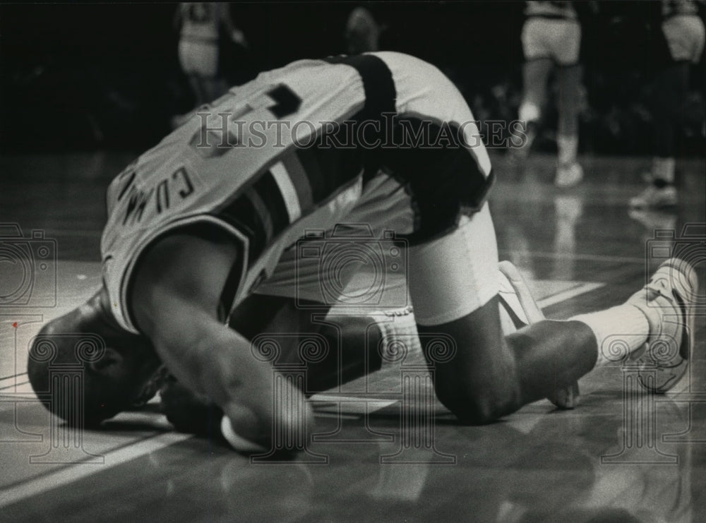 1989 Press Photo Milwaukee Bucks basketball player Terry Cummings goes down - Historic Images