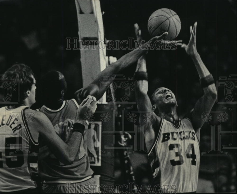 1985 Press Photo Bucks&#39; Terry Cummings battles Mark West for basketball - Historic Images