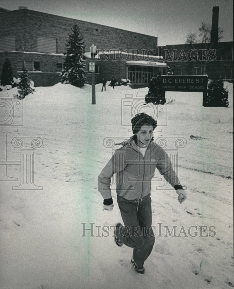 1985 Press Photo Cathy Branta Easker (L) runs after teaching at D.C. Everest. - Historic Images