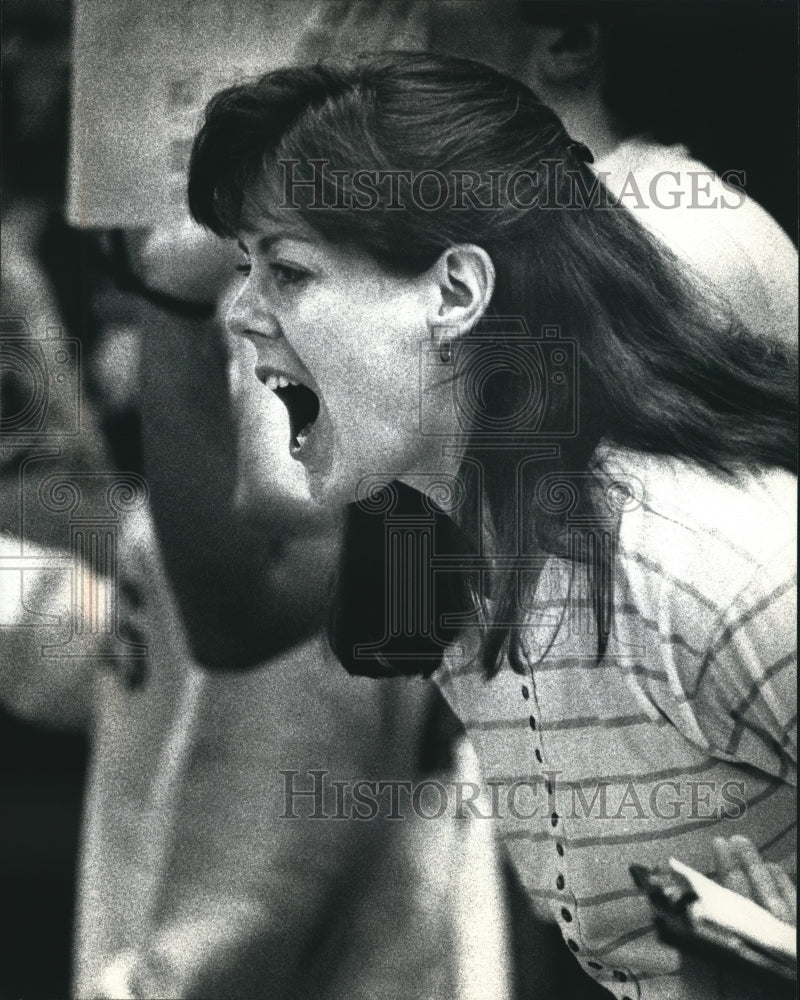 1991 Press Photo Arrowhead boys swimming coach Nancy Ehrke yelling at swimmer. - Historic Images