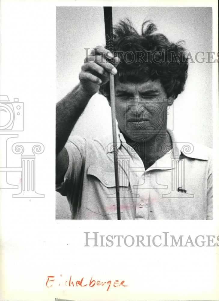 1979 Press Photo Professional golfer, Dave Eichelberger measuring a putt. - Historic Images