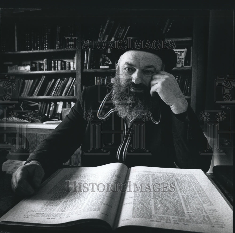1990 Press Photo Rabbi David Eisenbach reads the Talmud in his Milwaukee home- Historic Images