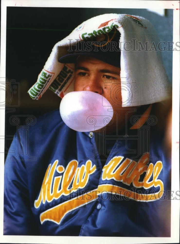 1992 Press Photo Brewers baseball&#39;s Michael Lee Fetter waits out rain delay - Historic Images