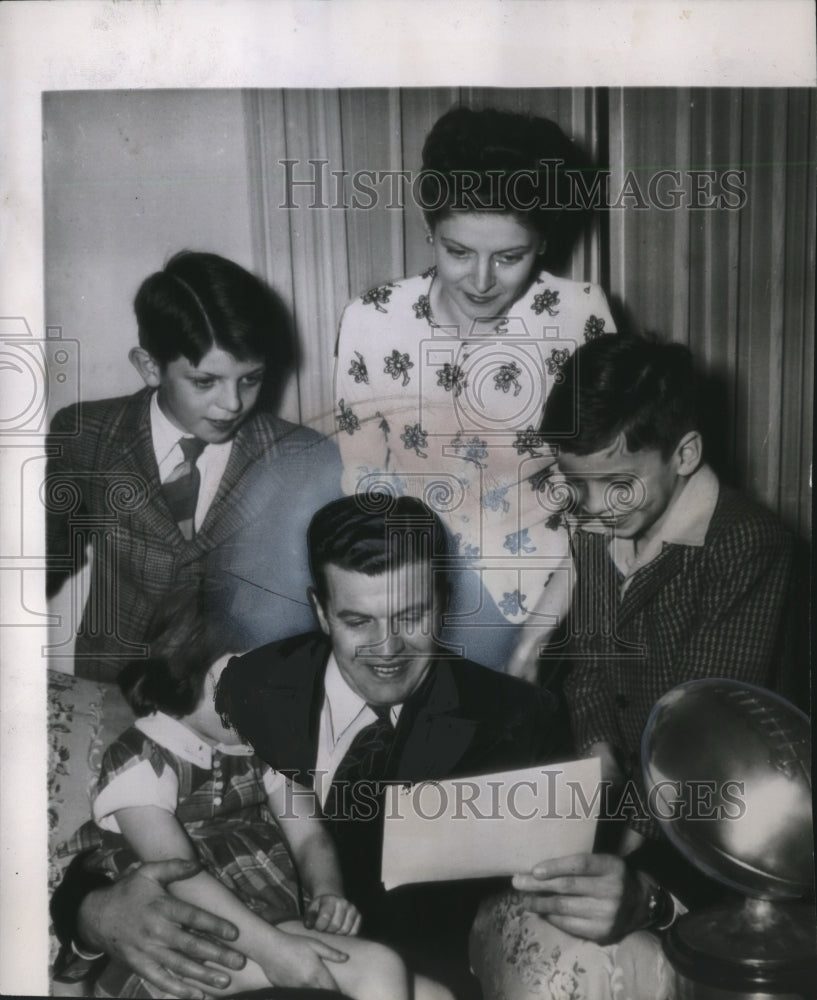 1946 Press Photo Pittsburgh football coach, Wesley Fesler & his family at home- Historic Images