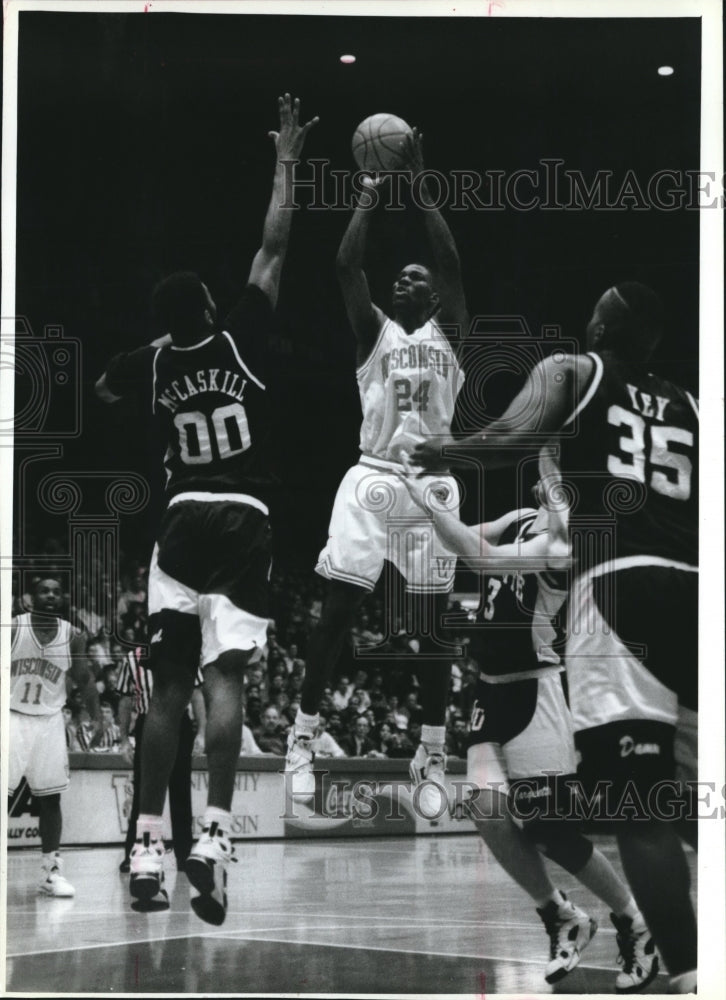 1994 Press Photo Wisconsin&#39;s Michael Finley makes jump shot over opponent #00. - Historic Images