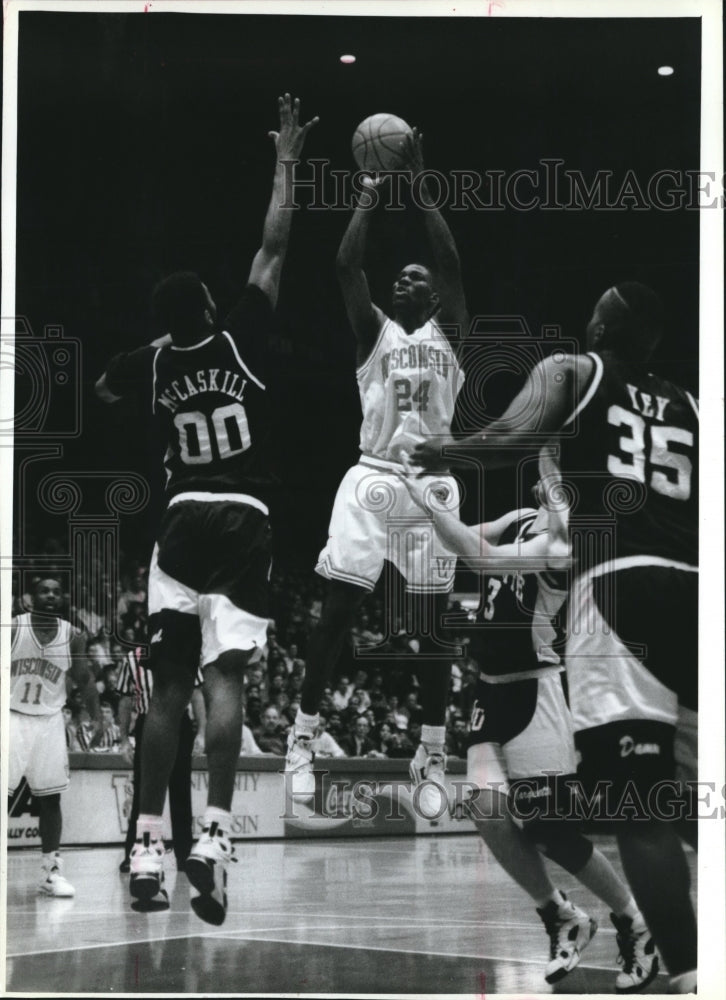 1994 Press Photo Wisconsin's Michael Finley makes jump shot over opponent #00. - Historic Images