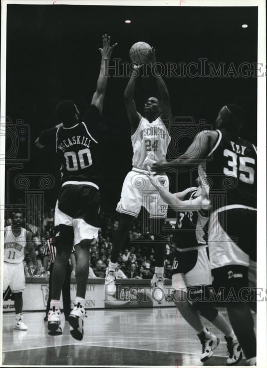 1994 Press Photo Wisconsin's Michael Finley makes jump shot over opponent