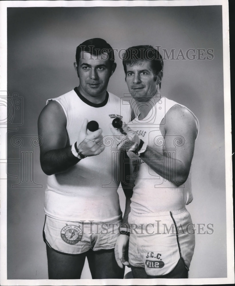 1970 Press Photo Ray Neveau (L) and Simie Fein with larger ball used at worlds.- Historic Images