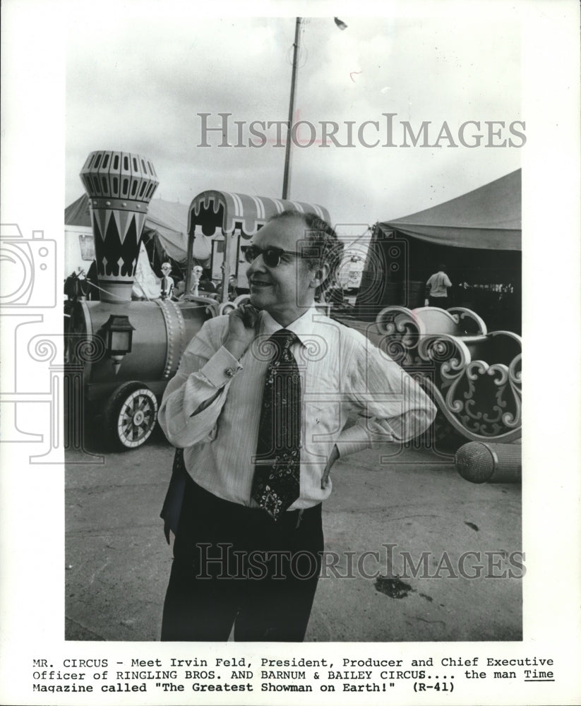 1974 Press Photo Irvin Feld, with coat off looking over his circus equipment. - Historic Images