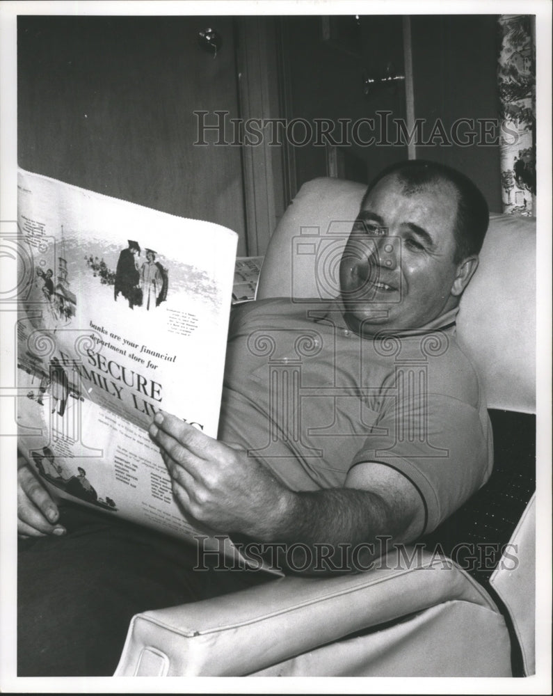 1962 Press Photo Ted Fritsch, former Green Bay Packer, in recliner reading paper- Historic Images