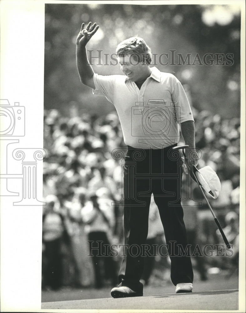 1981 Press Photo Golfer Ed Flori waves to the gallery, wins the Western Open- Historic Images