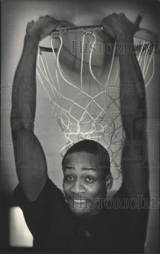 1986 Press Photo Custer High basketball player, Kevin Durham, dunks the ball- Historic Images