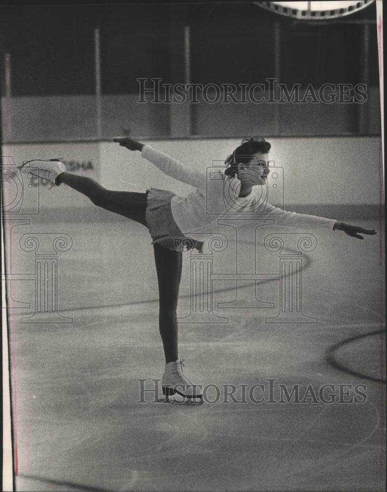 1988 Press Photo Michele Lavin skates in Eble Park Ice rink, Wisconsin- Historic Images
