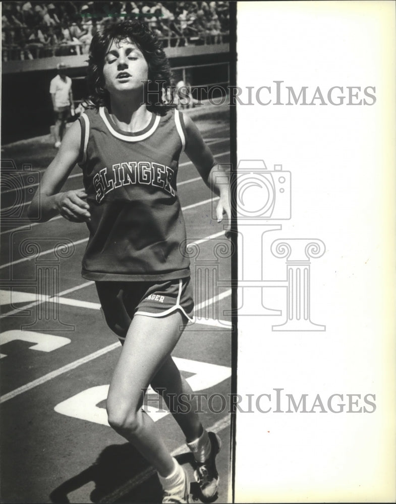 1981 Press Photo Cathy Branta Easker finishes Class B 1,600-meter run - Historic Images